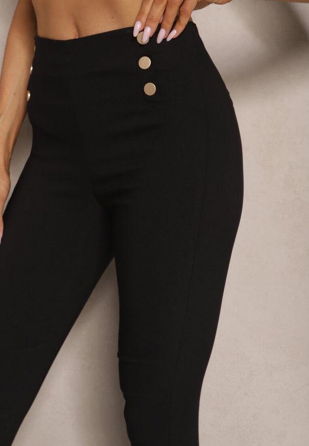 Renee - Czarne Spodnie Skinny z Bawełną i Ozdobnymi Guzikami Arrimarela. Okazja: na co dzień. Stan: podwyższony. Kolor: czarny. Materiał: bawełna. Styl: klasyczny, casual, elegancki