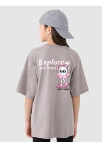 4f - 4F T-shirt oversize z nadrukiem dziewczęcy - beżowy 128 (7-8 lat). Okazja: na co dzień. Kolor: beżowy. Materiał: bawełna, jersey, dzianina. Długość rękawa: krótki rękaw. Długość: krótkie. Wzór: nadruk. Sezon: lato. Styl: sportowy, klasyczny, casual