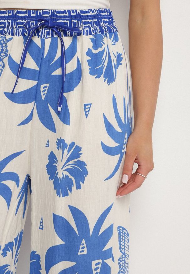 Born2be - Niebieskie Spodnie z Tropikalnym Wzorem i Szerokimi Nogawkami Emivelli. Okazja: na co dzień. Kolor: niebieski. Styl: casual, elegancki