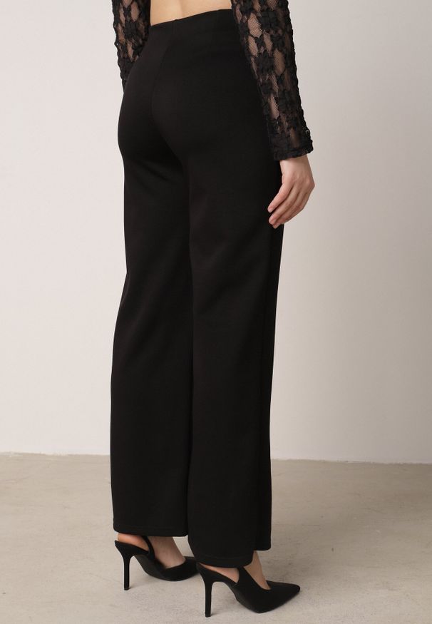 Born2be - Czarne Eleganckie Spodnie z Bawełny i Wiskozy w Kant Valelia. Okazja: na co dzień, na spotkanie biznesowe, do pracy. Kolor: czarny. Materiał: wiskoza, bawełna. Styl: elegancki