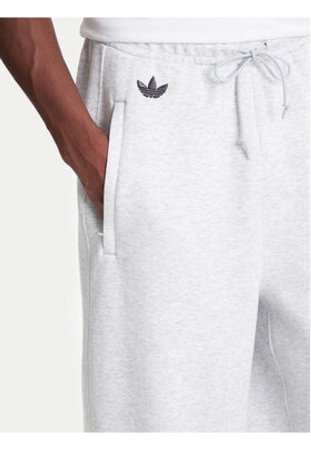 Adidas - adidas Spodnie dresowe Neuclassics JW5443 Szary Loose Fit. Kolor: szary. Materiał: syntetyk, bawełna