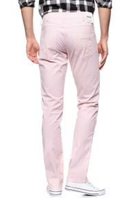 Wrangler - WRANGLER SPODNIE MĘSKIE GREENSBORO PEPPA PINK W15QMM20A. Materiał: materiał #9