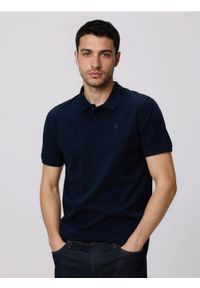 Reserved - Polo regular z bawełny merceryzowanej - granatowy. Typ kołnierza: polo. Kolor: niebieski. Materiał: bawełna #1