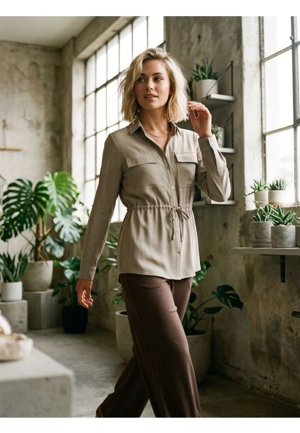 Sinsay - Koszula z kieszeniami cargo i wiązaniem w talii - zielony. Kolor: zielony