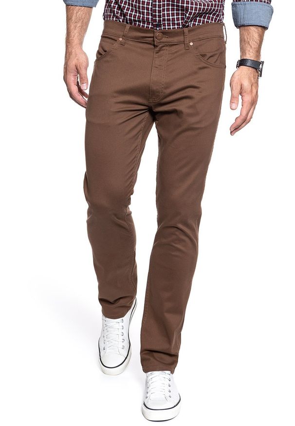 Wrangler - WRANGLER SPODNIE MĘSKIE GREENSBORO BISON W15QT228E 112127074. Materiał: materiał