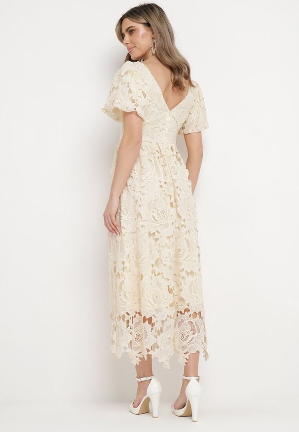 Born2be - Jasnobeżowa Sukienka Koronkowa z Krótkim Bufiastym Rękawem Ulessa. Okazja: na imprezę. Kolor: beżowy. Materiał: koronka