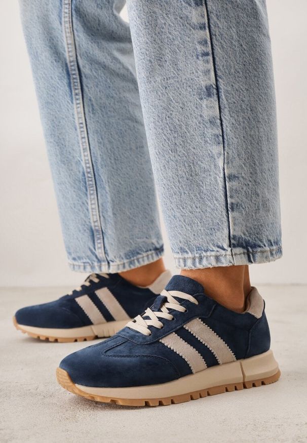 Renee - Granatowo-Beżowe Sneakersy ze Skóry Naturalnej z Paskami Kiarre. Okazja: na co dzień. Zapięcie: pasek. Kolor: niebieski. Materiał: skóra