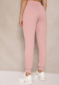 Renee - Różowe Spodnie Dresowe z Bawełny o Kroju Jogger High Waist Cherisa. Okazja: na co dzień. Stan: podwyższony. Kolor: różowy. Materiał: bawełna, dresówka. Styl: casual, elegancki