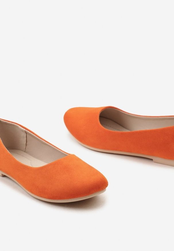 Born2be - Pomarańczowe Balerinki z Imitacji Zamszu z Okrągłym Noskiem Garneli. Okazja: na co dzień, na spacer. Nosek buta: okrągły. Kolor: pomarańczowy. Materiał: zamsz. Sezon: jesień, wiosna. Styl: wizytowy, klasyczny, casual, elegancki
