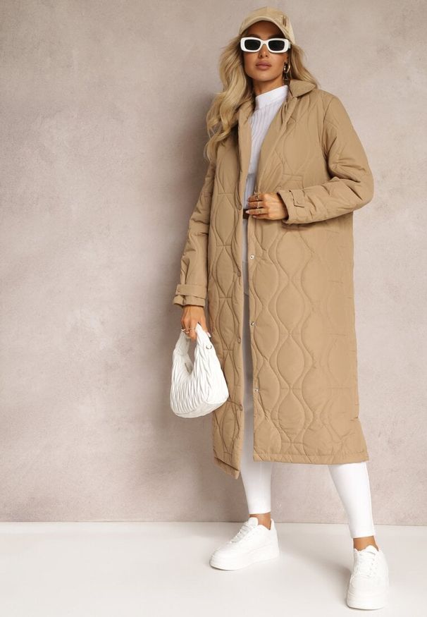 Renee - Beżowy Długi Płaszcz Kurtka Ozdobiona Pikowaniem Hamid. Kolor: beżowy. Długość: długie. Wzór: aplikacja