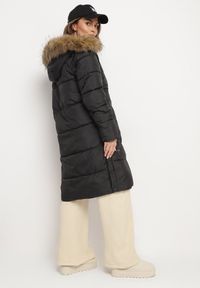 Born2be - Czarna Pikowana Kurtka z Odpinanym Futerkiem przy Kapturze i Napami u Dołu po Bokach Zemicea. Okazja: na co dzień. Kolor: czarny. Materiał: futro. Długość rękawa: długi rękaw. Długość: długie. Styl: casual, elegancki #7