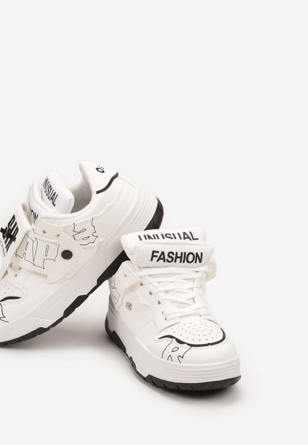 Renee - Białe Sneakersy na Płaskiej Podeszwie Ozdobione Napisami Griefra. Kolor: biały. Materiał: jeans. Wzór: aplikacja, napisy. Obcas: na płaskiej podeszwie