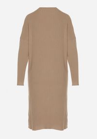 Born2be - Beżowa Sweterkowa Sukienka z Wiskozą i Broszką Tinarrea. Okazja: do pracy, na spacer. Kolor: beżowy. Materiał: wiskoza. Wzór: aplikacja. Typ sukienki: sportowe. Styl: klasyczny, sportowy #5