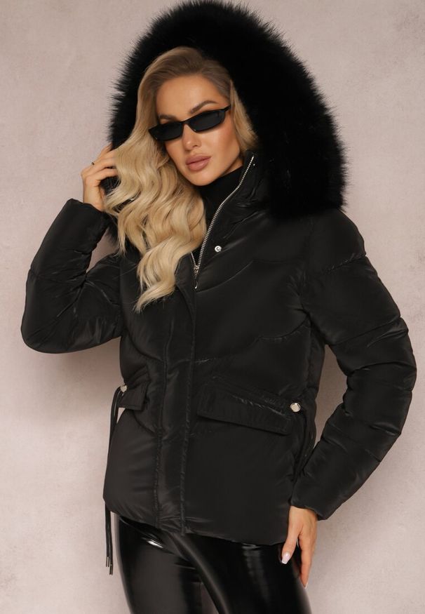 Renee - Czarna Kurtka z Ozdobnym Pikowaniem z Kapturem i Futerkiem Santima. Typ kołnierza: kaptur. Kolor: czarny. Materiał: futro. Sezon: jesień
