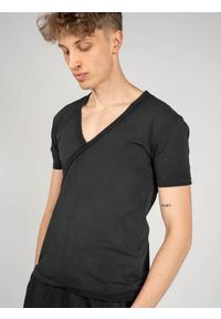Xagon Man T-Shirt "V-neck" | P22082 JX 2313 | Mężczyzna | Czarny. Okazja: na co dzień. Typ kołnierza: dekolt w serek. Kolor: czarny. Materiał: bawełna. Wzór: aplikacja. Styl: casual