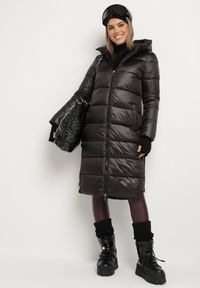 Born2be - Czarna Kurtka Simorus. Kolor: czarny. Materiał: tkanina. Długość: długie. Wzór: aplikacja #3