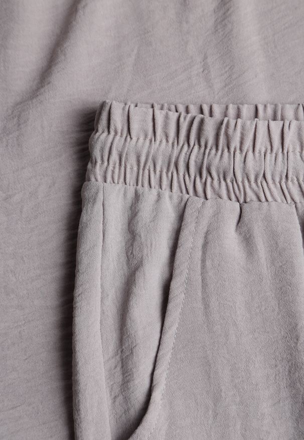 Renee - Jasnoszary Komplet Bluzka i Luźne Spodnie z Wiskozą i Kieszonkami Efraria. Kolor: szary. Materiał: wiskoza. Wzór: aplikacja