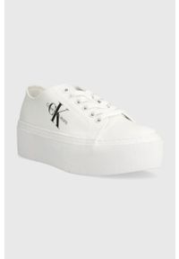 Calvin Klein Jeans tenisówki FLATFORM+ CUPSOLE LOW TXT damskie kolor biały YW0YW01033. Kolor: biały. Materiał: materiał, włókno, guma. Obcas: na platformie #3
