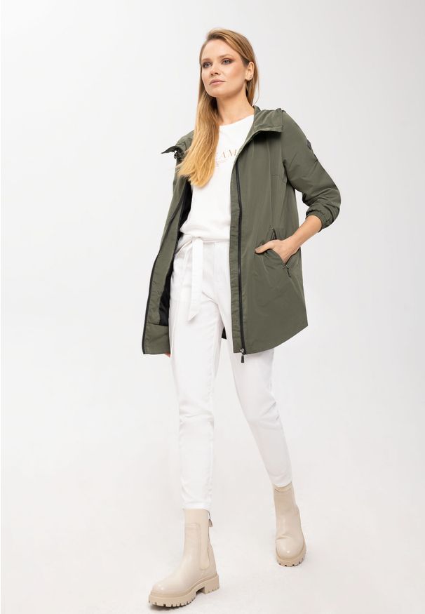 Volcano - Klasyczna dłuższa kurtka damska J- VELA. Okazja: na co dzień. Materiał: poliester, włókno. Długość rękawa: bez rękawów. Długość: długie. Styl: klasyczny