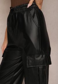 Renee - Czarne Szerokie Spodnie High Waist Ocieplone w Stylu Cargo z Gumką w Pasie i Kieszeniami na Klapy Vilencja. Stan: podwyższony. Kolor: czarny