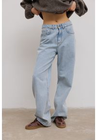 Marsala - Spodnie o prostym kroju w kolorze LIGHT BLUE - REFLECT-L. Okazja: na co dzień. Materiał: jeans, tkanina, denim. Wzór: haft, aplikacja. Styl: casual, klasyczny, elegancki