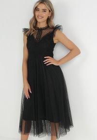 Born2be - Czarna Sukienka Clymotis. Typ kołnierza: kołnierz z falbankami, kołnierzyk stójkowy. Kolor: czarny. Materiał: koronka. Długość rękawa: bez rękawów. Długość: midi #2