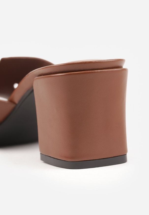 Renee - Brązowe Klapki na Słupku z Kwadratowym Noskiem i Ozdobnymi Wycięciami Daerika. Okazja: na co dzień. Kolor: brązowy. Materiał: koronka. Wzór: aplikacja. Obcas: na słupku. Styl: casual