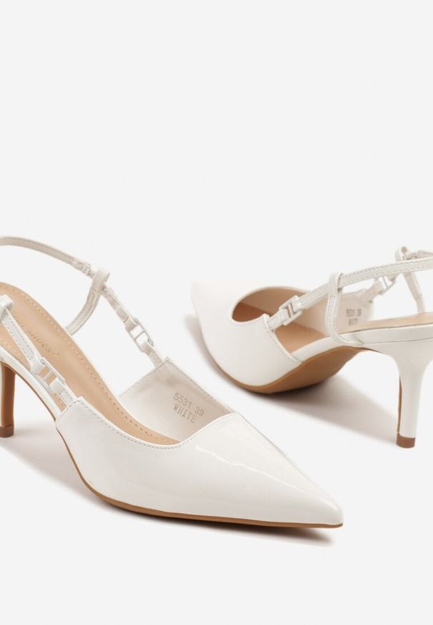 Born2be - Białe Sandały Lakierowane na Szpilce z Noskiem w Szpic Odisene. Okazja: na co dzień. Kolor: biały. Materiał: lakier. Obcas: na szpilce. Styl: elegancki, casual
