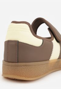 Born2be - Brązowe Tenisówki w Stylu Balerinek z Zapięciem na Rzep Talwan. Okazja: na spacer, na co dzień. Zapięcie: rzepy. Kolor: brązowy. Materiał: jeans. Styl: casual, elegancki, sportowy #9