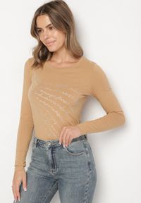 Born2be - Beżowa Bluzka z Bawełny Ozdobiona Cyrkoniowym Napisem Velutila. Okazja: na co dzień. Kolor: beżowy. Materiał: bawełna. Wzór: napisy, aplikacja. Styl: casual, elegancki #7