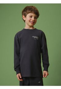 4f - 4F Longsleeve loose z nadrukiem chłopięcy - szary 158/164 (12-14 lat). Okazja: na co dzień, na uczelnię. Kolor: szary. Materiał: dzianina, bawełna, skóra. Długość rękawa: długi rękaw. Wzór: nadruk. Sezon: lato. Styl: casual #2