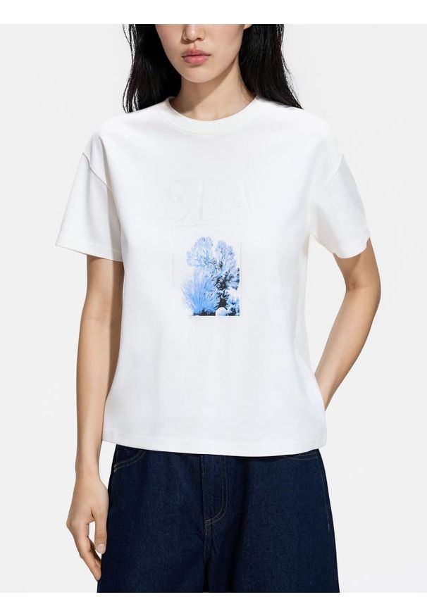 Reserved - Bawełniany t-shirt z nadrukiem - złamana biel. Materiał: bawełna. Wzór: nadruk