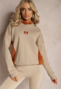 Renee - Beżowa Bluza z Bawełny z Ozdobną Naszywką z Misiem i Polarowym Kapturem Hecatia. Typ kołnierza: kaptur. Kolor: beżowy. Materiał: bawełna, polar. Wzór: aplikacja