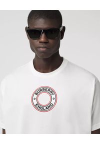 Burberry - BURBERRY - Biała koszulka z graficznym nadrukiem. Okazja: na co dzień. Kolor: biały. Materiał: jeans, bawełna, elastan. Wzór: nadruk. Styl: klasyczny, casual, elegancki #4