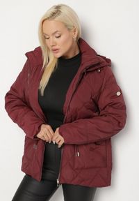 Born2be - Czerwona Pikowana Kurtka z Kapturem i Ozdobnymi Suwakami Carnaye. Okazja: na co dzień, na spacer. Typ kołnierza: kaptur. Kolekcja: plus size. Kolor: czerwony. Materiał: jeans. Styl: sportowy, casual, elegancki #4