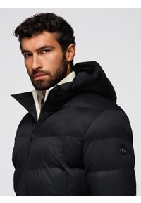 Ombre Clothing - Długa pikowana kurtka męska z kapturem – czarna V1. Okazja: na co dzień. Typ kołnierza: kaptur. Kolor: czarny. Materiał: poliester, materiał. Długość: długie. Wzór: aplikacja. Sezon: zima. Styl: casual, elegancki