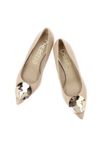 CheBello - Czółenka damskie Chebello, ze skóry naturalnej licowej szpiczasty nosek metalowa ozdoba na przodzie niski obcas typu kitten heel, beżowe, 4929_-308-0. Okazja: na spotkanie biznesowe. Nosek buta: szpiczasty. Kolor: beżowy. Materiał: skóra. Wzór: aplikacja. Obcas: na obcasie. Styl: biznesowy, elegancki. Wysokość obcasa: niski #6