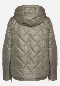 Born2be - Ciemnozielona Kurtka Pikowana z Odpinanym Kapturem i Ściągaczami po Bokach Nusarianis. Okazja: na co dzień, na spacer. Kolor: zielony. Materiał: jeans. Długość rękawa: długi rękaw. Długość: długie. Styl: casual, elegancki
