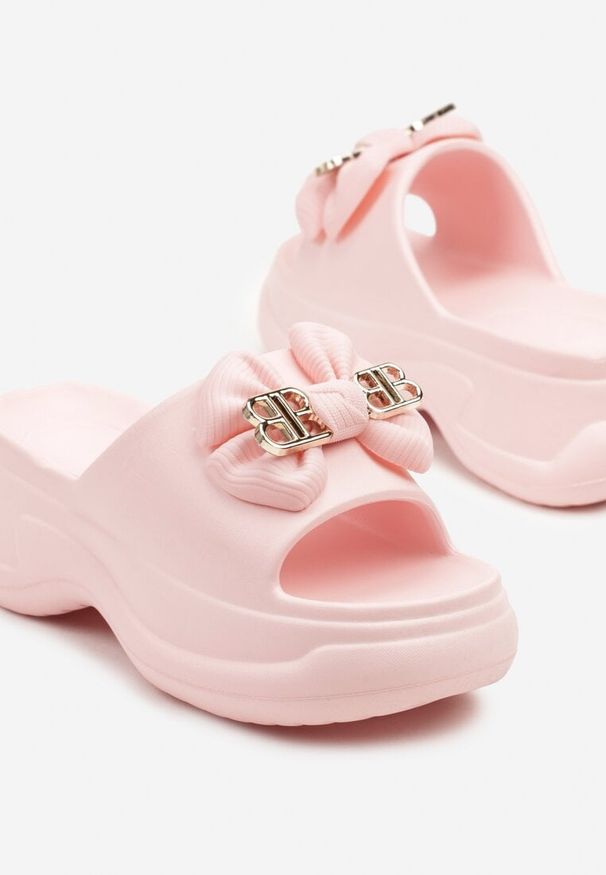 Renee - Różowe Klapki na Platformie z Kokardką i Metalicznymi Aplikacjami Telanis. Kolor: różowy. Wzór: aplikacja. Sezon: lato. Obcas: na platformie. Styl: elegancki