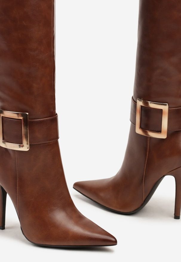 Renee - Brązowe Kozaki na Szpilce z Metaliczną Klamrą Evelinna. Okazja: na co dzień. Zapięcie: klamry. Kolor: brązowy. Obcas: na szpilce. Styl: wizytowy, casual, klasyczny, elegancki. Wysokość obcasa: średni