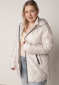 Born2be - Jasnoszara Przejściowa Pikowana Kurtka z Odpinanym Kapturem Nevistta. Okazja: na spacer, na co dzień, do pracy. Kolekcja: plus size. Kolor: szary. Materiał: poliester, jeans. Styl: casual, elegancki #1