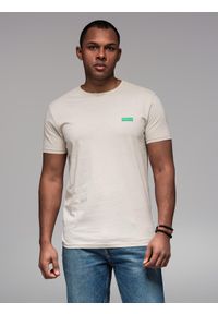 Ombre Clothing - Męski t-shirt bawełniany z zieloną naszywką na piersi – złamana biel V5 - Rozmiar: M. Kolor: biały. Materiał: bawełna. Wzór: aplikacja. Styl: klasyczny, sportowy #4