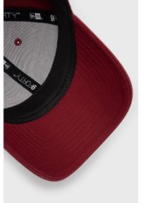 New Era czapka bawełniana kolor bordowy z aplikacją. Kolor: czerwony. Materiał: bawełna. Wzór: aplikacja