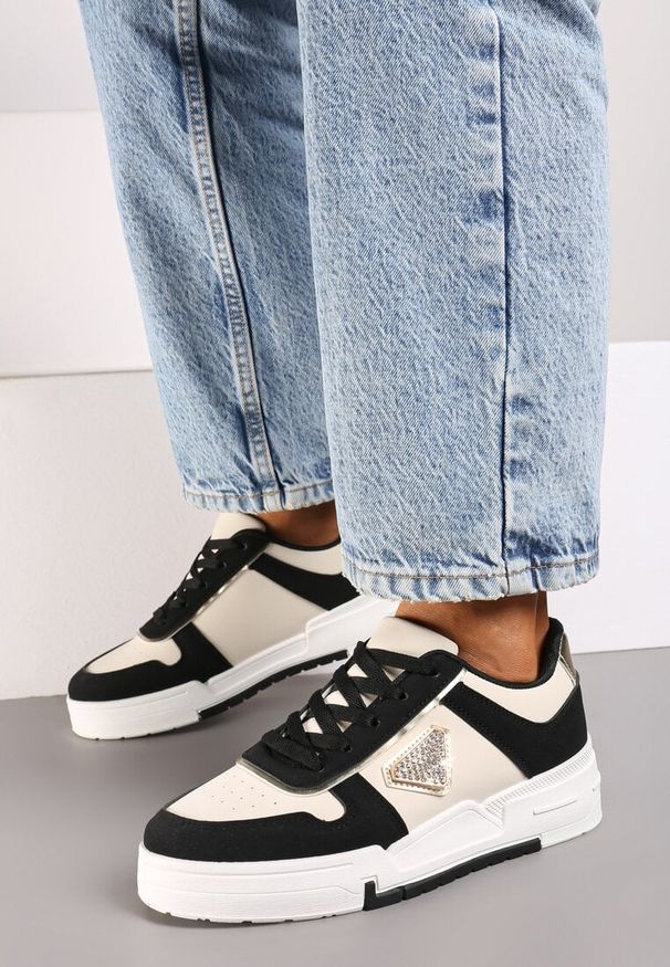 Born2be - Czarne Sneakersy na Grubej Podeszwie z Geometrycznym Zdobieniem i Cyrkoniami Rexilora. Nosek buta: okrągły. Zapięcie: sznurówki. Kolor: czarny. Materiał: materiał. Wzór: aplikacja, geometria. Obcas: na obcasie. Wysokość obcasa: niski