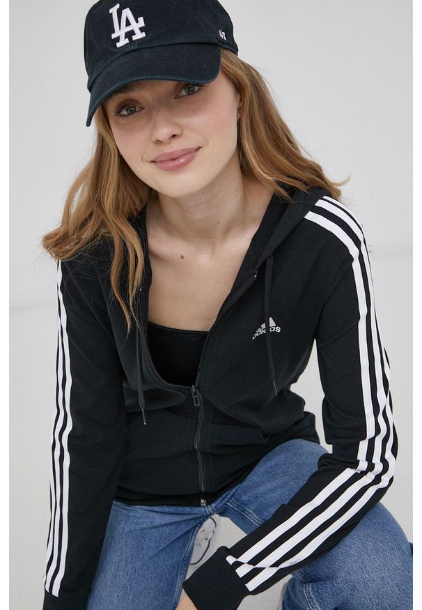 Adidas - adidas - Bluza. Okazja: na co dzień. Typ kołnierza: kaptur. Kolor: czarny. Materiał: bawełna. Wzór: aplikacja. Styl: casual
