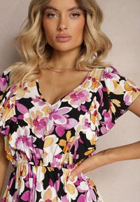 Renee - Czarno-Różowa Taliowana Bawełniana Sukienka w Kwiaty z Falbanami przy Ramionach z Gumką w Talii Nelova. Kolor: czarny. Materiał: bawełna. Długość rękawa: krótki rękaw. Wzór: kwiaty. Sezon: lato. Styl: wizytowy, elegancki