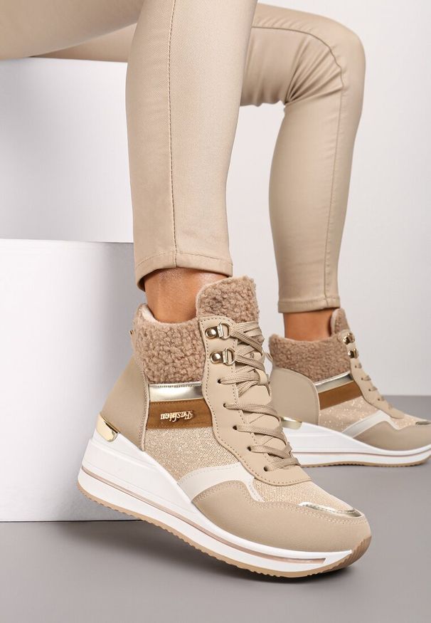 Renee - Ciemnobeżowe Botki na Koturnie w Streetwearowym Stylu Ozdobione Futerkiem Arabelline. Okazja: na co dzień. Zapięcie: sznurówki. Kolor: beżowy. Materiał: futro. Wzór: aplikacja. Obcas: na koturnie. Styl: casual, elegancki, klasyczny