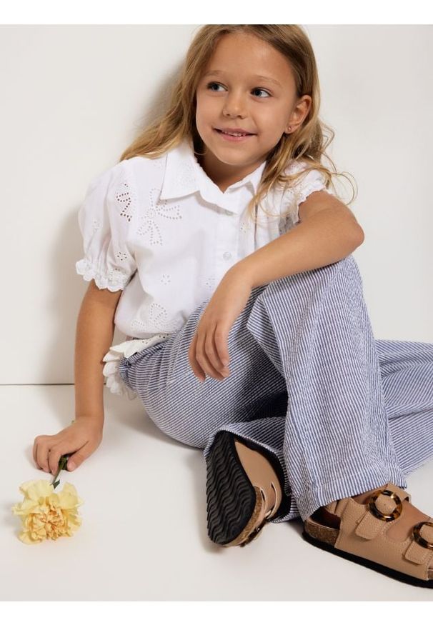 Reserved - Spodnie w paski - niebieski. Kolor: niebieski. Materiał: bawełna, tkanina. Wzór: paski