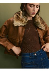 Reserved - Koronkowe body z długimi rękawami - ciemnobrązowy. Kolor: brązowy. Materiał: koronka. Długość rękawa: długi rękaw. Długość: długie #1