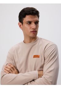 Reserved - Longsleeve regular - beżowy. Kolor: beżowy. Materiał: dzianina. Długość rękawa: długi rękaw. Wzór: gładki